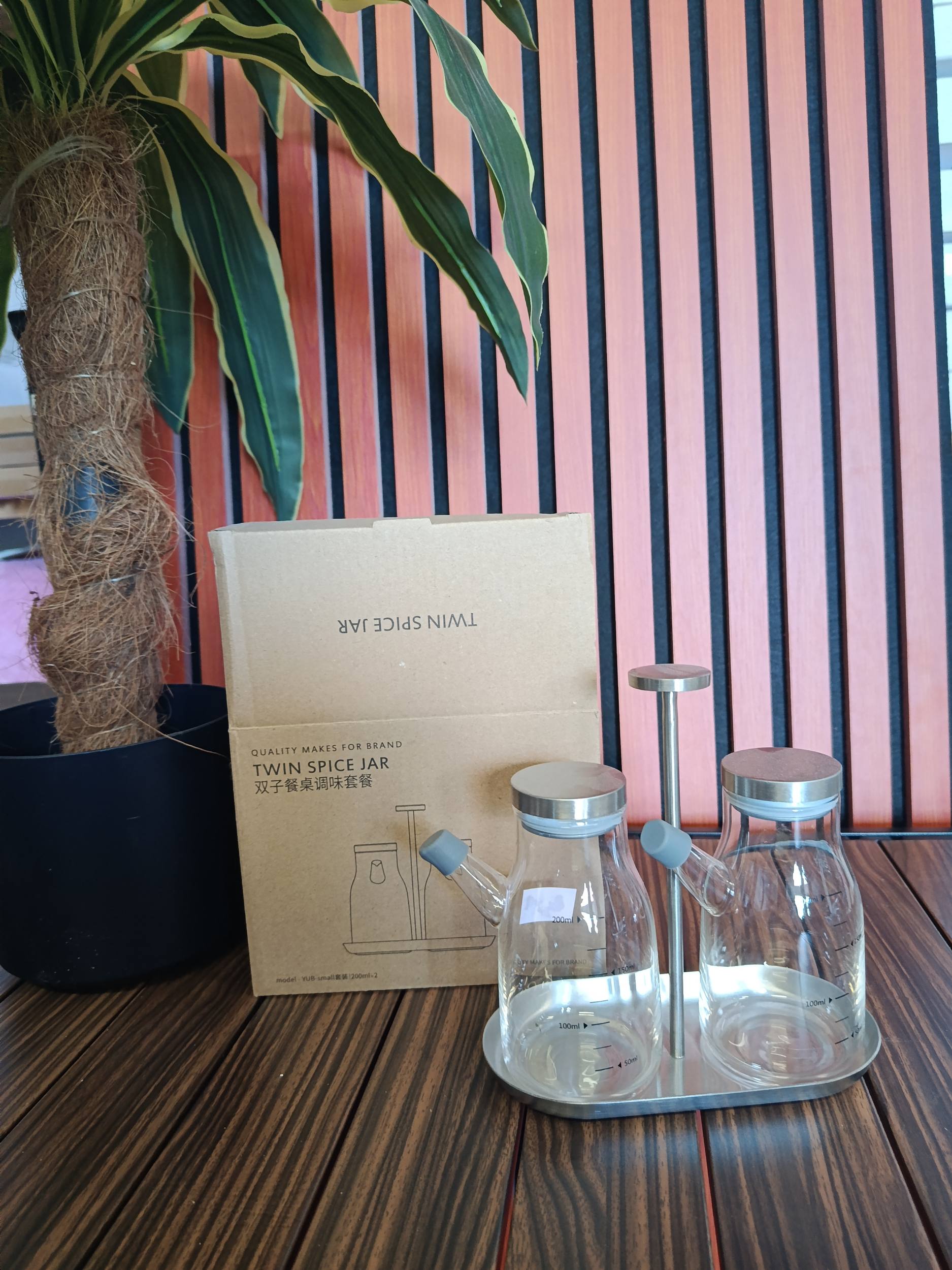 Dwie szklane karafki do oliwy i octu pojemność 200 ml