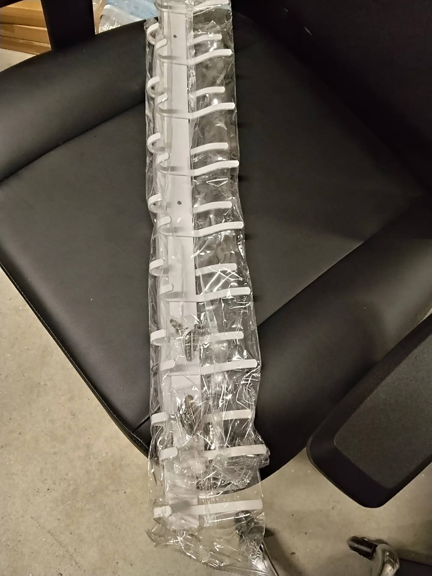 Metalowy wieszak ścienny z haczykami biały 60 cm, zestaw 2 sztuki